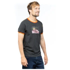 Chillaz Retro 1969 Nockspitze - T-Shirt 9 Chillaz Retro 1969 Nockspitze - T-Shirt -Maloja Geschäft chillaz retro 1969 nockspitze t shirt detail 3